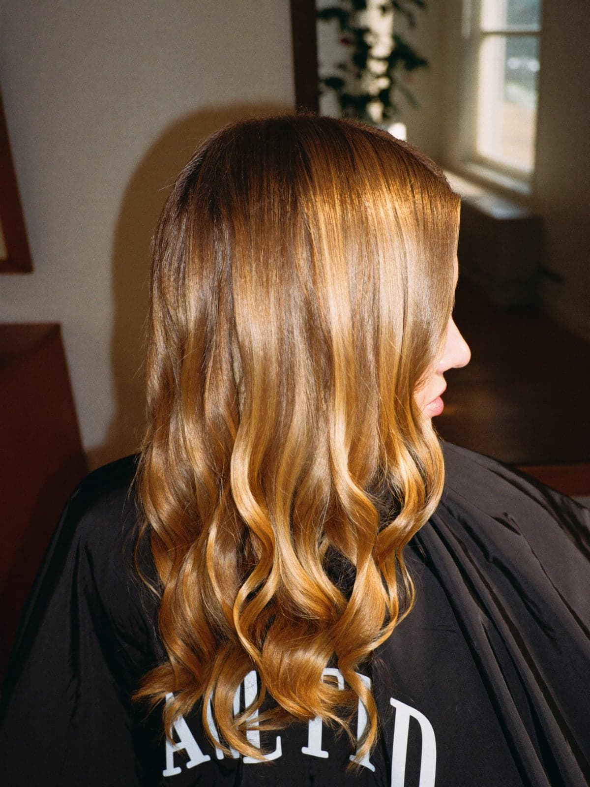 Bright, dimensional highlights finished with a glossy blow-out